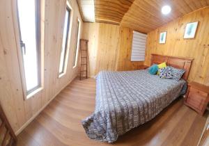 埃尔基斯科Cabaña Familiar 3 dormitorios 1 baño gran espacio para compartir的小木屋内一间卧室,配有一张床