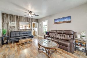 Pet-Friendly Pocatello Home Steps to Downtown!的休息区