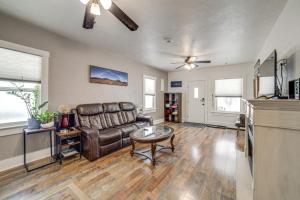 Pet-Friendly Pocatello Home Steps to Downtown!的休息区