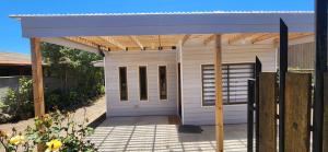 埃尔基斯科Cabaña Familiar 3 dormitorios 1 baño gran espacio para compartir的白色的小棚子,有木屋顶
