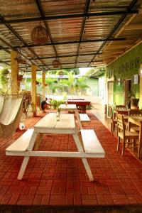 莫约加尔帕Hostal Casa Mauro的餐厅内带桌椅的庭院