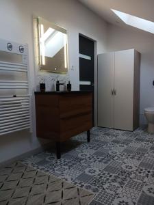 波尔尼克Le moderne pornic的一间带水槽、镜子和卫生间的浴室