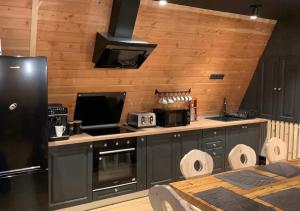 沃尔托普Black Chalet的厨房配有黑色冰箱和炉灶。