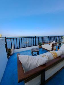拉穆Pwani House - Lamu Seafront的海景阳台,配有一张床