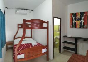 蒙塔尼塔Hostal Casa Taisha的一间卧室配有一张木制双层床。