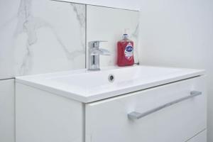 克鲁Lyndale House - By Sigma Stays的浴室设有白色水槽和镜子
