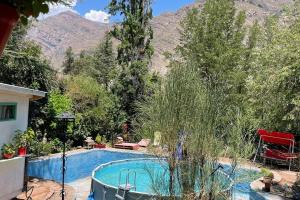 圣阿方索Acogedora cabaña entre montañas的一座位于山丘庭院内的游泳池