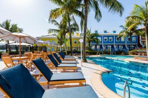 邦比尼亚斯Hotel Vila do Farol的一个带躺椅的游泳池以及度假村