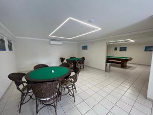 邦比尼亚斯Hotel Vila do Farol的配有乒乓球桌和台球桌的房间