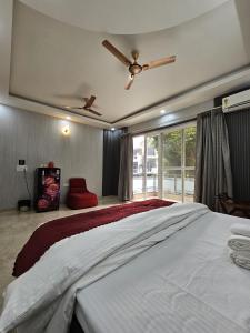 古尔冈Place to stay in Gurugram的一间卧室设有一张大床和一个大窗户