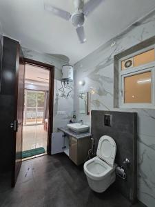 古尔冈Place to stay in Gurugram的一间带卫生间和水槽的浴室