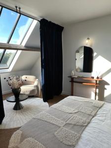 LeschesLA GRANDE MAISON LGM的一间卧室设有一张床和一个大窗户