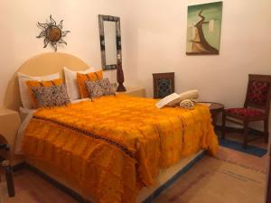索维拉瑞德格诺奥酒店的一间卧室配有一张带橙色棉被的床