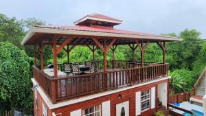 格罗斯岛Caribbean Dream Vacation Property CD1的房屋顶部带凉亭的大甲板