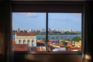 圣路易斯Hotel e Hostel da Fonte的从窗户可欣赏到城市美景