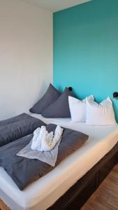 圣路易Dreamy Suite for Sunsetlovers的两张带毛巾和枕头的床