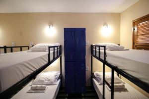 圣路易斯Hotel e Hostel da Fonte的客房设有两张双层床和蓝色储物柜。