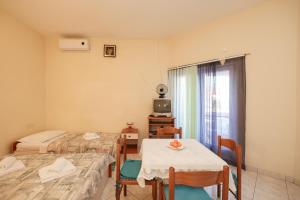 苏科尚Beachfront apartments Jermen的客房设有两张床、一张桌子和电视。