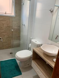 乌巴图巴Apê Carla Valéria的浴室配有卫生间、盥洗盆和淋浴。