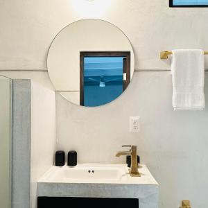 坎布塔尔The Hill Panama的一间带水槽和镜子的浴室