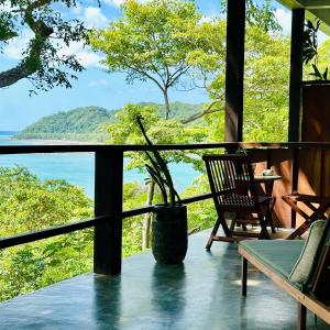 坎布塔尔The Hill Panama的客房可从门廊欣赏到海景