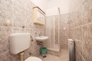苏科尚Beachfront apartments Jermen的浴室配有卫生间、盥洗盆和淋浴。