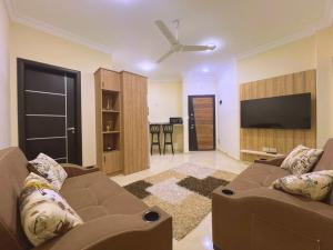 伊斯梅利亚Beach Front Apartment in Hurghada La Quinta Beach Compound的带沙发和平面电视的客厅