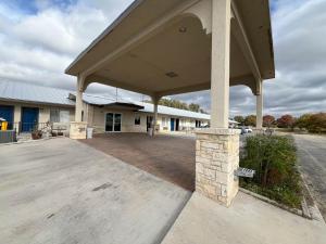 章克申Motel 6 Junction, TX Llano River的大楼前的一个空停车位