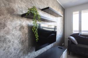 拉彭兰塔Kaksio hyvällä paikalla & ilmainen parkki+wifi的客厅设有壁挂式平面电视。