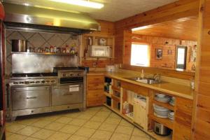 BrimleyBrimley Lodge / Sleeps 36 / Snowmobile & ORV Trail的厨房配有不锈钢炉灶和水槽