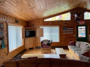 BrimleyBrimley Lodge / Sleeps 36 / Snowmobile & ORV Trail的带沙发和电视的客厅