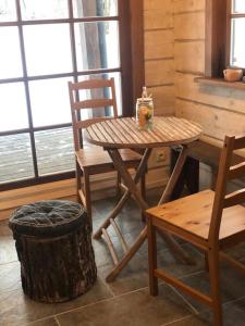 MiežoniaiLiepų pirtis的窗户间里的一张木桌和椅子