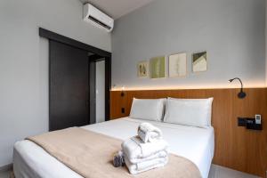 里约热内卢Perfeição no Leblon - Imóvel moderno - AP302 Z1的酒店客房,配有带毛巾的床