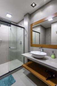 里约热内卢Perfeição no Leblon - Imóvel moderno - AP302 Z1的一间带水槽和淋浴的浴室