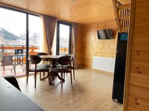 卡兹贝吉Cozy Home Kazbegi的客房设有桌椅和阳台。