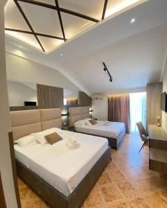 东吉托伊Hotel Comfort & Villas的酒店客房,配有两张床和椅子