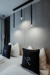 弗拉绍The Place Boutique & Design Hotel Flachau的一间卧室配有一张带黑白枕头的床