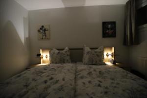莱比锡Moderne Wohnung 2的一间卧室配有一张大床和两个枕头