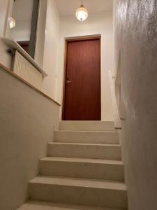 马尔默Villa Room的一条带有棕色门和棕色门的楼梯