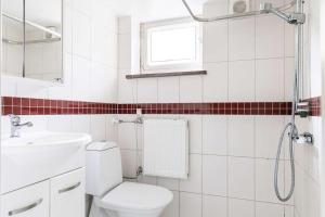 马尔默Villa Room的白色的浴室设有卫生间和水槽。