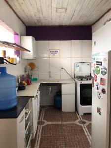 穆库热Hostel Solar的厨房配有白色橱柜和冰箱。