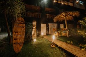 皮奇勒姆Moana Pichilemu Lodge的夜间在房子的院子里冲浪板