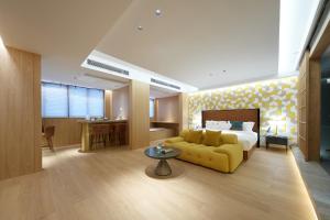 杭州奇遇派酒店(杭州西湖河坊街店)的酒店客房设有床和黄色沙发