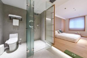 杭州奇遇派酒店(杭州西湖河坊街店)的带淋浴和卫生间的浴室以及1张床。