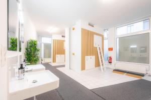 维也纳Robin Wood Apartment的一间带两个盥洗盆的浴室和一个大窗户