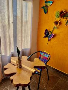 塔甘加Sunset View, Taganga的桌子和椅子,墙上挂着蝴蝶