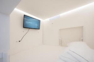 维也纳Robin Wood Apartment的一间白色墙壁上配有平面电视的房间