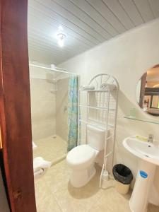 卡维塔Casa Rio Verde的浴室配有卫生间、淋浴和盥洗盆。