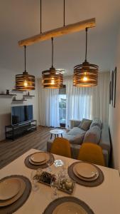 巴特罗森菲尔德BRAN: Design - Apartment Küche, Parken ,Netflix的客厅配有桌子和沙发