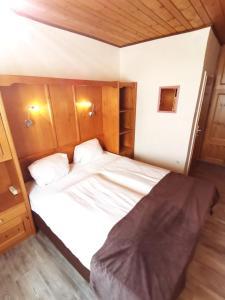 圣迈克尔隆高Hotel Gasthof Stranachwirt的一间小卧室,内有白色的床